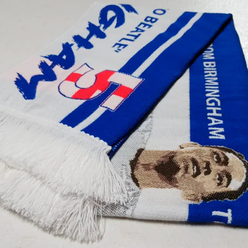 Bufanda HD personalizada con escudo en detalle